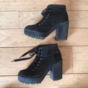 BLACK PLATFORM LACE UP BOOTIES 🌹